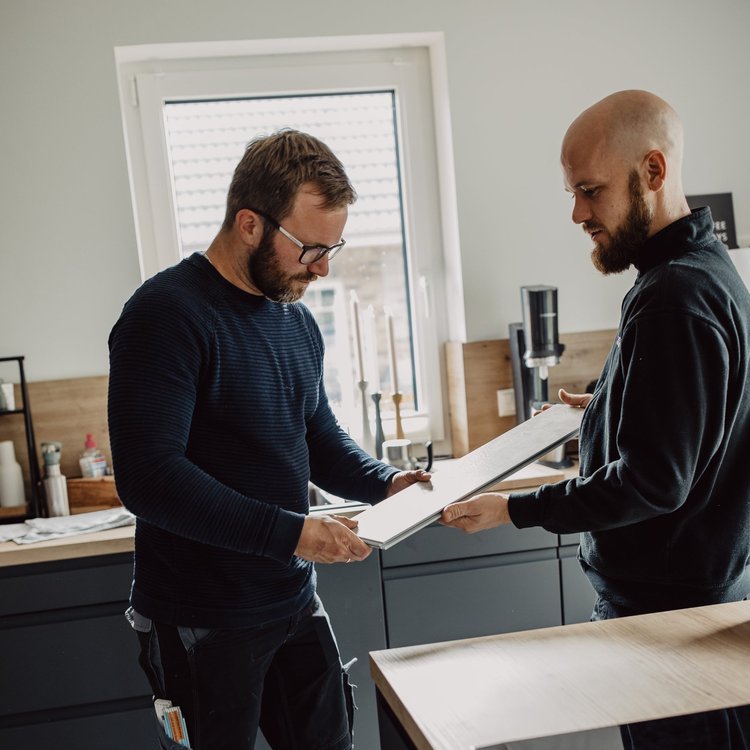 Ausführliche und kompetente Beratung zu verschiedenen Materialien und Bodenbelägen für private Nutzung oder gewerblichen Bereich