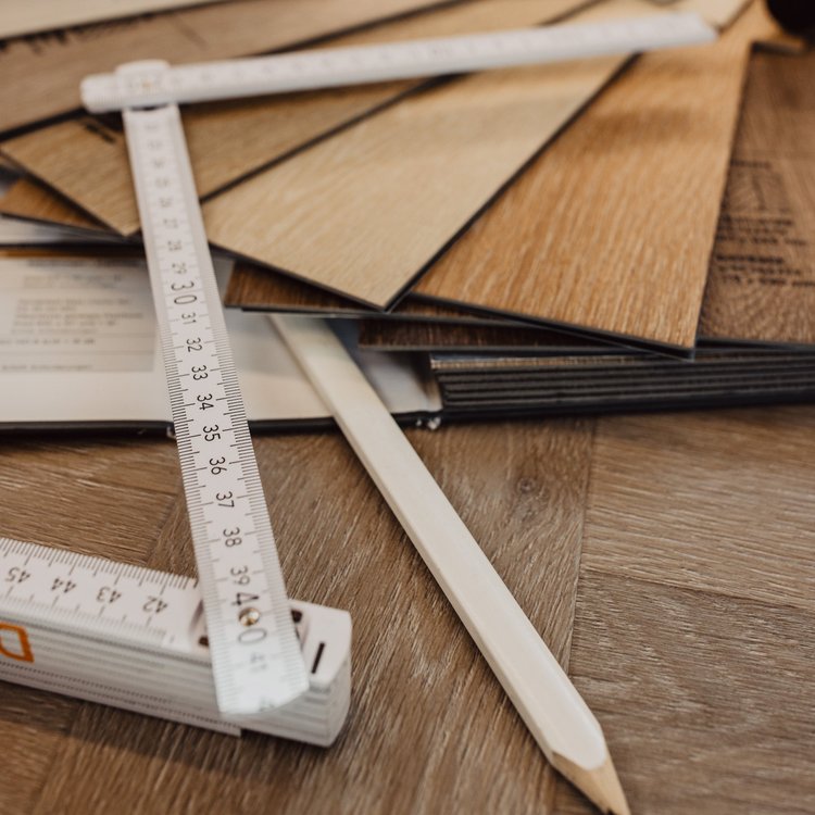 Planung von Materialien, Zubehör und Lieferung für deinen neuen Fußbodenbelag