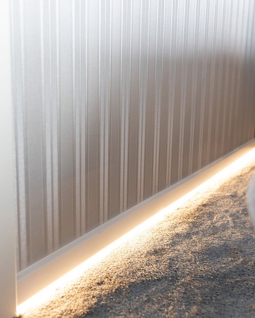 Montage von Sockelleisten, Übergangsschienen und Sauberlaufmatten